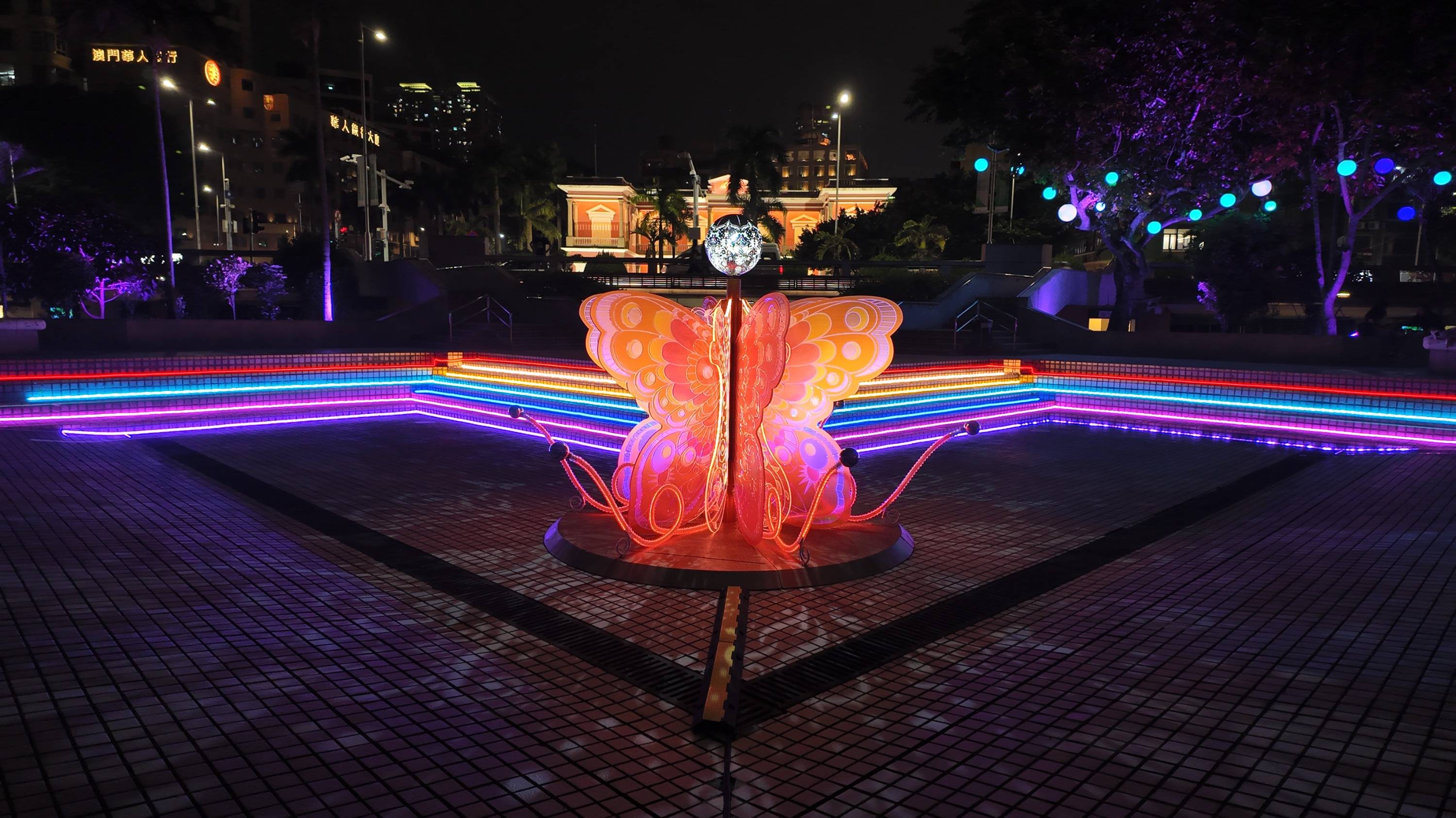 城市夜空灯光飞盘,光影中的极速瞬间的简单介绍 城市夜空灯光飞盘,光影中的极速瞬间的简单介绍