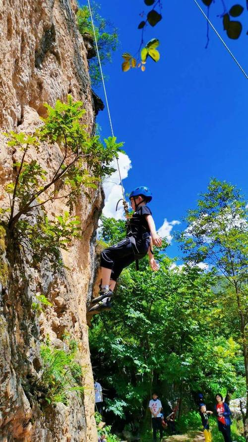 悬挂式攀爬挑战：高空中突破自我